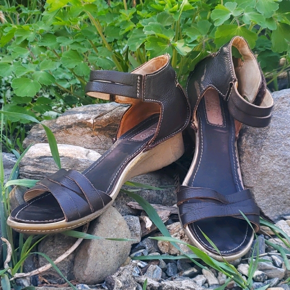 Sandles - Picture 1 of 7